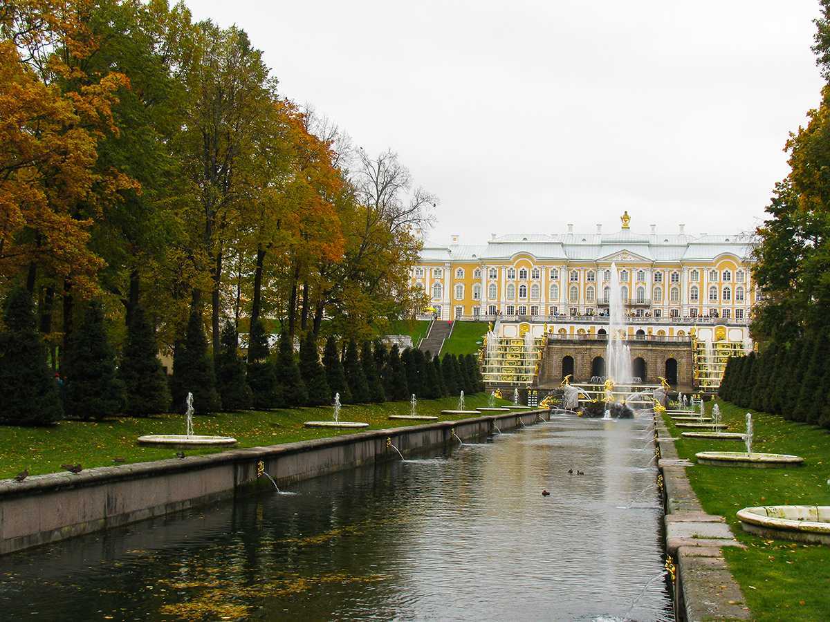 Центральной доминантой Петергофа является Большой дворец
